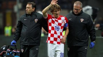 Luka Modric abandona el campo durante el partido de Croacia frente a Italia en el Estadio Giuseppe Meazza.