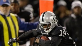 Vincent Brown, de Raiders, es tacleado  por Ron Parker.