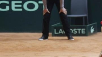 Julien Benneteau (i) and Richard Gasquet (d) regresan la pelota a Roger Federer (arriba).