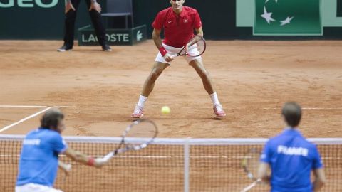 Julien Benneteau (i) and Richard Gasquet (d) regresan la pelota a Roger Federer (arriba).