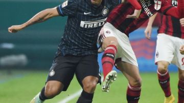 Fredy Guarín (izq.) intenta escapar a la marcación férrea de Jeremy Menez del AC Milán en el partido de ayer.