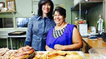 Andrea Jung, directora ejecutiva de Grameen America, (izq.)  y Bertha, una mujer de Los Ángeles que ha hecho crecer su negocio de pastelería, gracias a un préstamo de la empresa bancaria.
