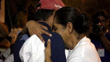 Leonila Guerra y su hermano Oswaldo se abrazan luego de 17 años.