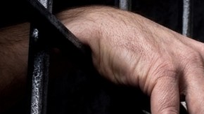 La víctima fue encontrada en el dormitorio que compartía con otros siete reclusos.