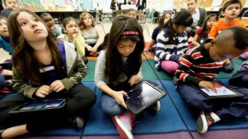 Niños en la primaria Western Avenue con sus iPads.