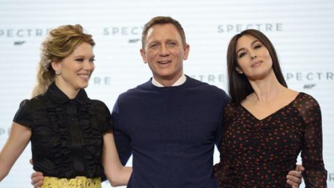 Monica Bellucci (dcha), la francesa Lea Seydoux (izq) y el actor británico Daniel Craig".