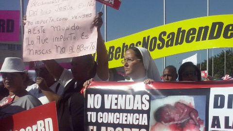 Sacerdotes y feligreses marcharon.