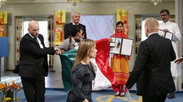 El joven mostró una bandera de México con una una pequeña mancha roja, emulando sangre.