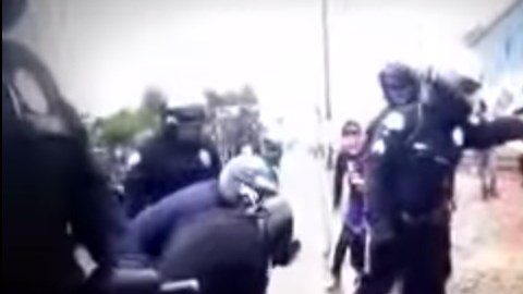 El video de casi 6 minutos de largo muestra al agente intentado dispersar a manifestantes con la macana.
