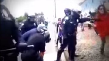 El video de casi 6 minutos de largo muestra al agente intentado dispersar a manifestantes con la macana.