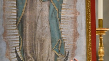 El papa Francisco toca la imagen de la Virgen de Guadalupe tras la Misa en su honor, en la Basílica de San Pedro.