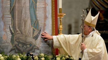 El papa Francisco toca la imagen de la Virgen de Guadalupe tras la Misa en su honor, en la Basílica de San Pedro.