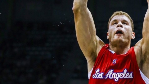 THM02. Milwaukee (United States), 13/12/2014.- Los Angeles Clippers forward Blake Griffin (R) dunks the ball into the basket in front of Milwaukee Bucks center Larry Sanders (L) in the first half of the NBA basketball game between the LA Clippers and the Milwaukee Bucks at the BMO Harris Bradley Center in Milwaukee, Wisconsin, USA, 13 December 2014. (Baloncesto, Estados Unidos) EFE/EPA/TANNEN MAURY CORBIS OUT