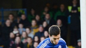 Eden Hazard, del Chelsea, celebra su anotación tras vencer al arquero del Hull City.