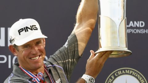 Lee Westwood disfruta el momento de protocolo.