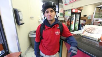 Pablo Miranda trabaja en Papa John's en Washington Heights, y se beneficiará con el incremento al salario mínimo.