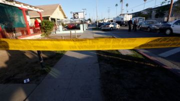 Oficiales de LAPD investigan en el área donde alguien disparó contra dos policías en el Sur de Los Ángeles, el pasado 29 de diciembre.