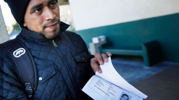 Pedro Solano, originario de Guatemala, obtuvo su permiso para conducir tras aprobar el examen escrito en el DMV de Lincoln Heights.