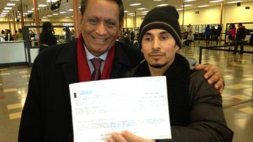 El concejal Gil Cedillo acudi[o al DMV de Granada Hills para ayudar a Miguel Pineda y otros en conseguir la licencia.
