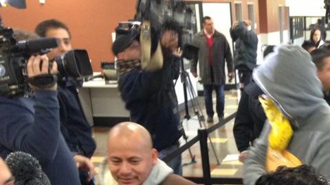 Oficinas de DMV se encuentran repletas de personas que aplicarán para las licencias de manejo.