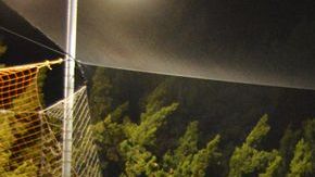 Jugadores y cuerpo técnico del Club Tiburones Rojos USA posan para la foto después de una práctica.