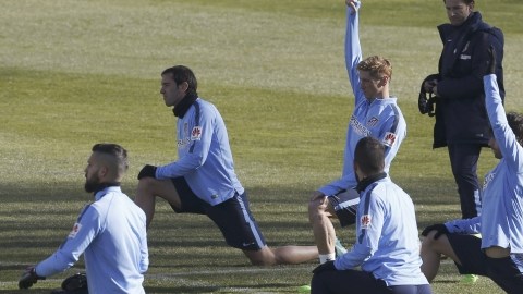 Jugadores  del Atlético de Madrid se ejercitan en la práctica previa a su juego de hoy contra el Levante.