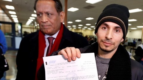 Cedillo (izq.) en la oficina del DMV.