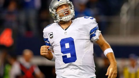 Tony Romo, quien obtuvo su segunda victoria en postemporada, reacciona tras un touchdown de su equipo en la segunda mitad.