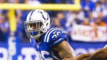 El running back de los Colts Daniel Herron (i) elude al linebacker de los Bengals Vincent Rey.