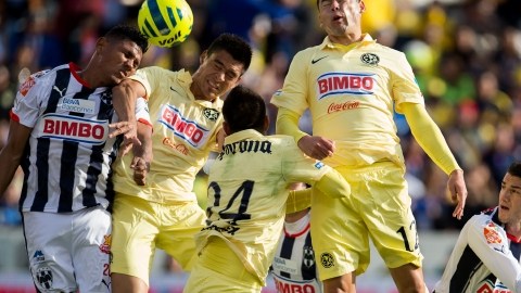 Candido Ramírez, de Rayados, pelea un balón con los defensores del América, Paolo Goltz y Pablo Aguilar.
