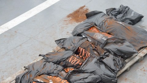 Hasta el momento, los equipos de rescate han recuperado más de tres decenas de cadáveres, algunos de los cuales  aún estaban atrapados en sus asientos.