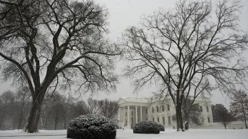 La tormenta invernal cubre de nieve la Casa Blanca en Washington DC.