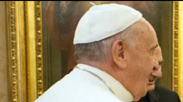 El Papa no se ha querido perder el nuevo trabajo de Jolie en la pantalla grande.