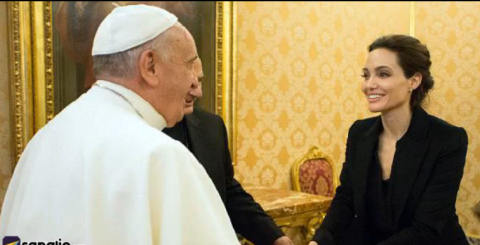 El Papa no se ha querido perder el nuevo trabajo de Jolie en la pantalla grande.