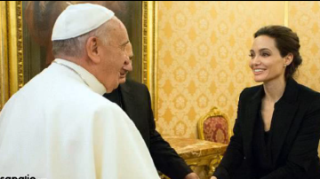 El Papa no se ha querido perder el nuevo trabajo de Jolie en la pantalla grande.