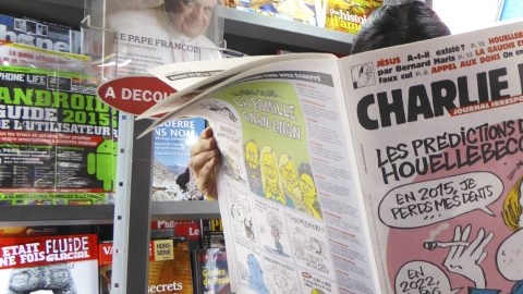 Una mujer lee el último número del semanario satírico "Charlie Hebdo", ayer en un quiosco en París.