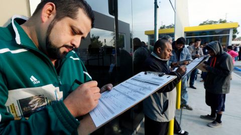 Pedro Martínez fue uno de los primeros en la fila saturada del DMV en Stanton.