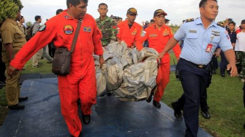 Las autoridades de Indonesia siguen en la búsqueda de las cajas negras.