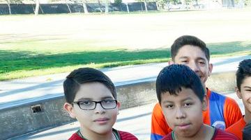 Claudio Suárez (centro) comparte con jugadres de Carson United y Delfines LA, dos de los participantes de Copa La Opinión.