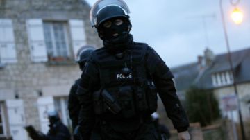 Los efectivos de la policía francesa   se encontraban ayer en un pueblo en la región de Picardy (norte de Francia).