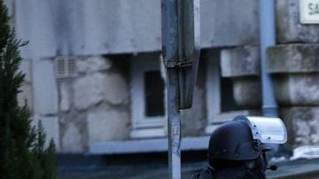 Efectivos de la policía francesa buscan a los sospechosos del atentado en París.