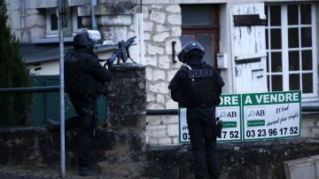 Efectivos de la policía francesa buscan a los sospechosos del atentado en París.