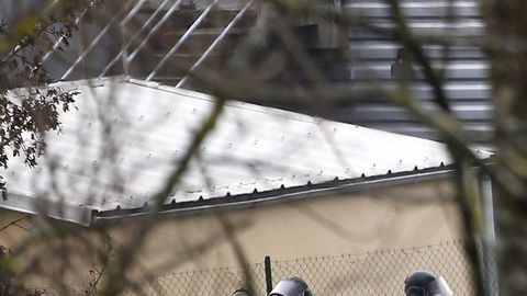 Las fuerzas especiales de intervención francesas han rodeado ambas localidades.