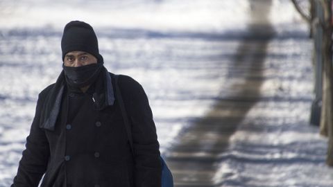 Un hombre camina sobre la nieve en Washington DC.