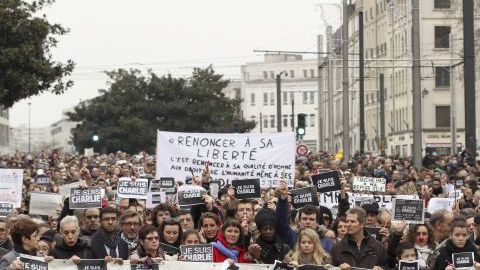 Miles de personas marcharon hoy en Nantes, Francia, en solidaridad con las víctimas del terrorismo.