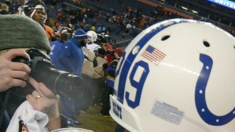 Peyton Manning (der.) pudo haber tenido su adiós a la NFL, o al menos a la ciudad de Denver, tras la derrota contra los Colts.