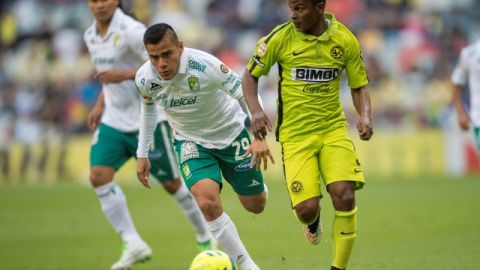 Aldo Rocha no puede dar alcance a Darwin Quintero en el juego de ayer en el Azteca.