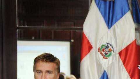 El embajador de EEUU, James (Wally) Brewster, el canciller Andrés Navarro y el procurador Francisco Domínguez Brito al iniciar la última etapa de la negociación del tratado.