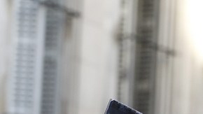 Un hombre con un cartel con el eslogan 'Je Suis Charlie'  la bandera francesa participa en una de las múltiples manifestaciones realizadas ayer en toda Francia.