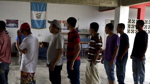 Indocumentados en refugio para inmigrantes.
